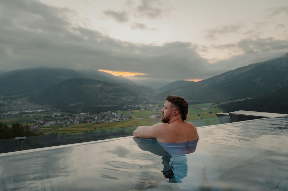 Hóspede na piscina com vista para o vale