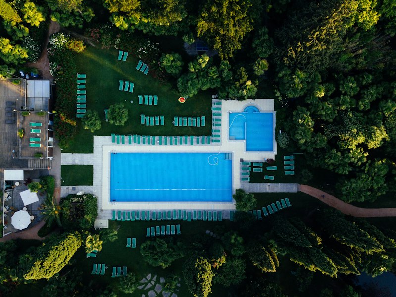 Vista aérea de uma piscina cercada por árvores